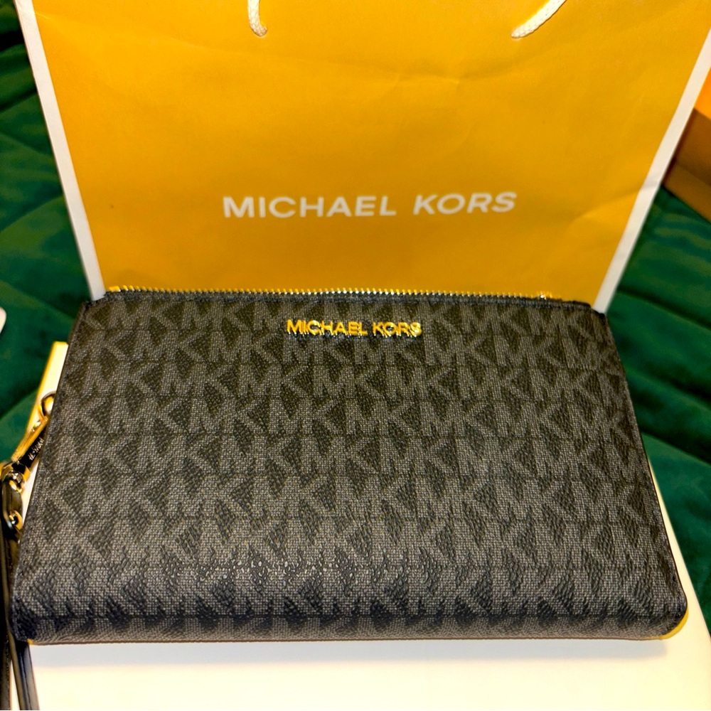 Adele Logo Smartphone Wallet